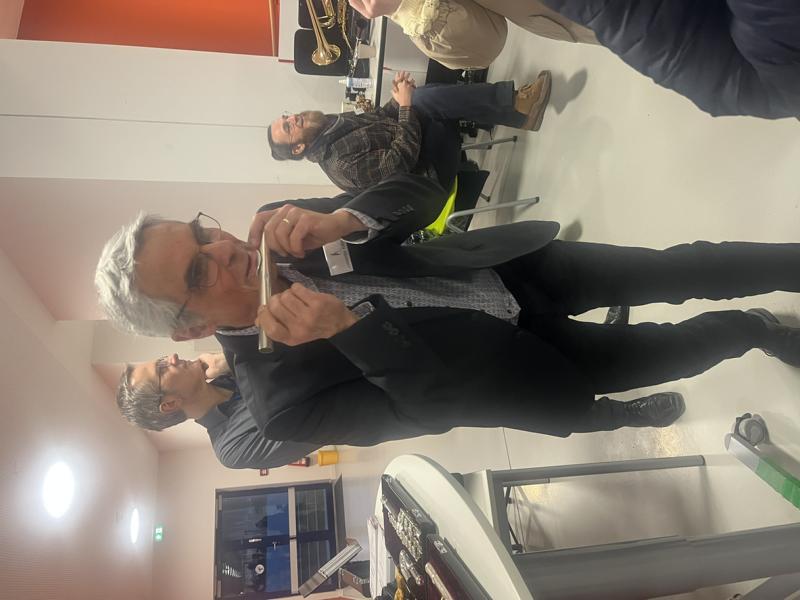 Musikschulleiter Alexander Käberich präsentierte die Intrumente für die neue Bläserklasse